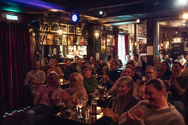 Publikum på standup i Oslo på Josefine Vertshus