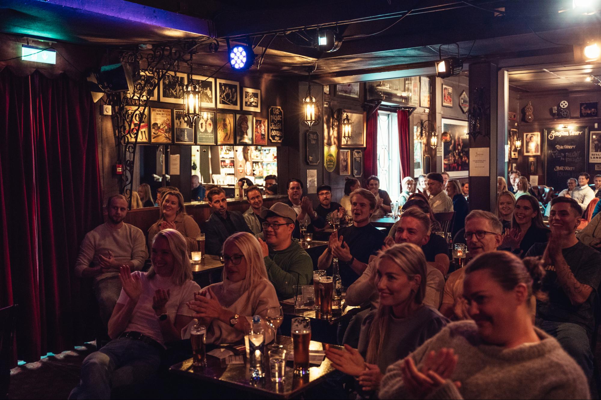 Publikum på Josefines Publikum på standup i Oslo på Josefine Vertshus