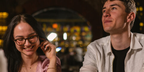 Par på date ser standup i Oslo