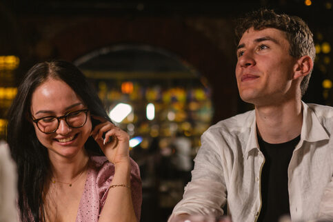 Par på date ser standup i Oslo