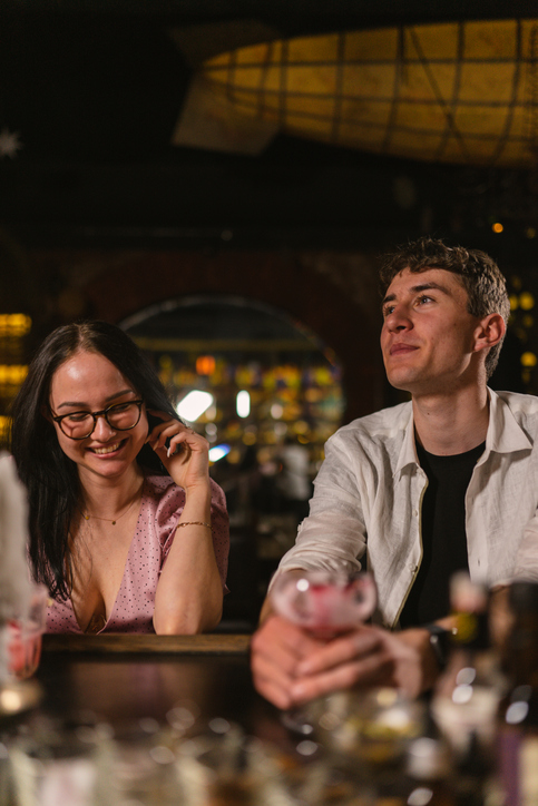 Par på date ser standup i Oslo